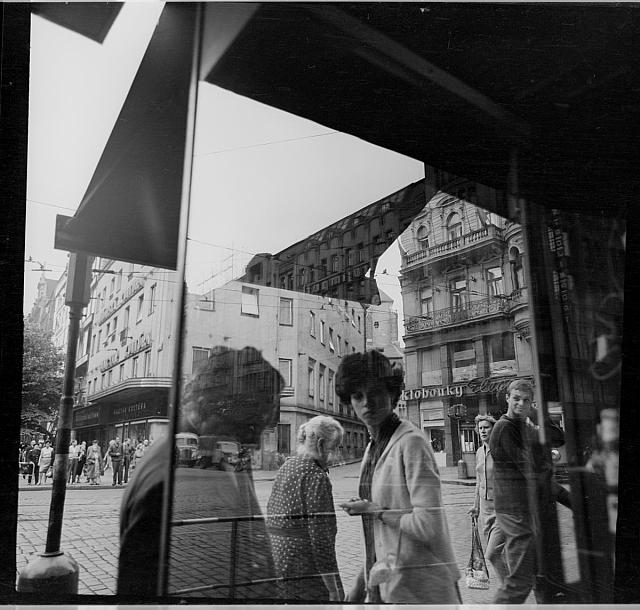 Zrcadlení - neviditelná  Na obálce: Zrcadlení - neviditelná, Bílá labuť zrcadlení,Praha