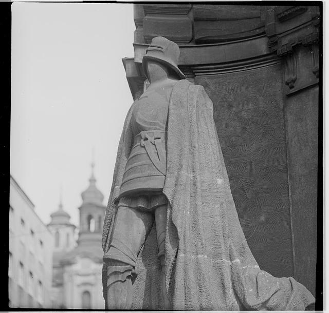Z cyklu Strašidla  Na obálce: Strašidla socha,Praha,strašidlo