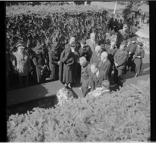 Pohřeb Edvarda Beneše a paní Hana Benešová v Sezimově Ústí   Edvard Beneš,prezident,pohřeb