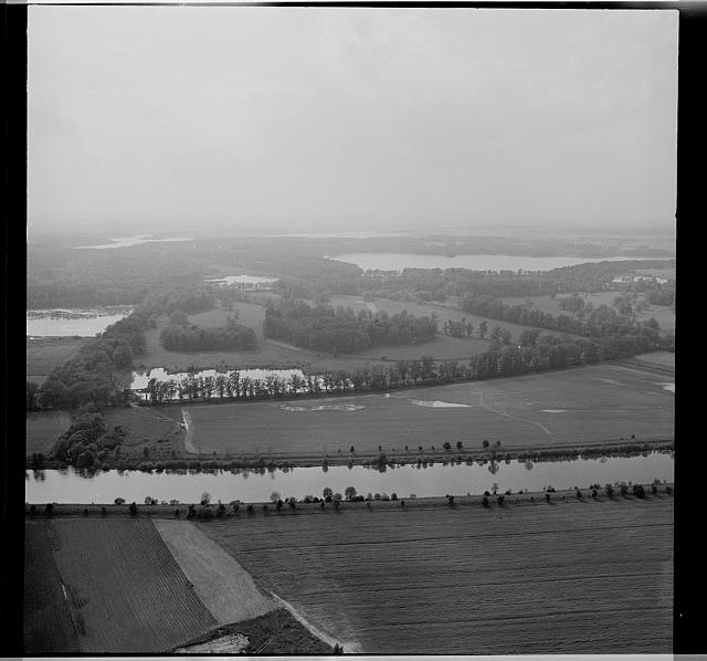 krajina s rybníky  Na obálce: Tábor helikoptéra letecký snímek
