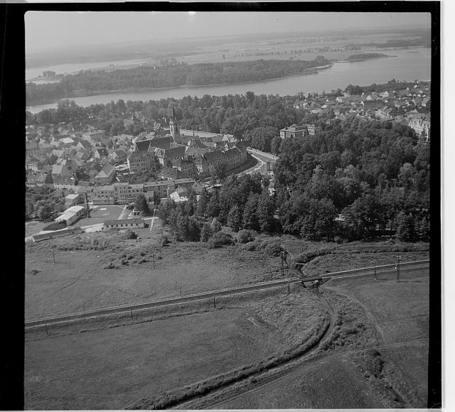 Třeboň  Na obálce:Třeboň 8  II vesnička s věží?  letecký snímek