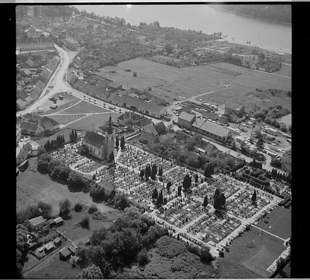 Třeboň hřbitov  Na obálce:Třeboň 8  II vesnička s věží?  letecký snímek