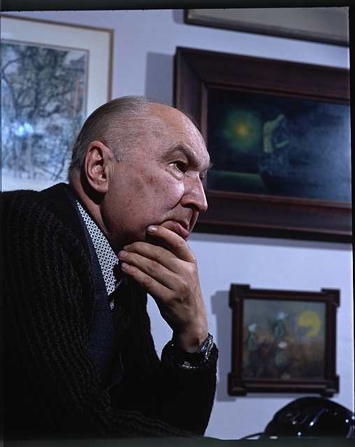 Zdeněk Sklenář ve svém bytě   portrét