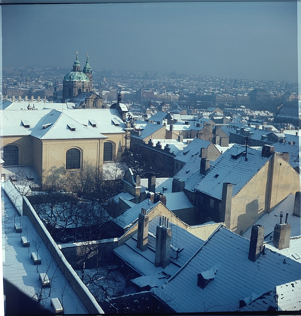 Praha v zimě (Malá Strana)  Na obálce: Praha v zímě, Agfa, Agfacolor CT18 Praha,Svatý Mikuláš