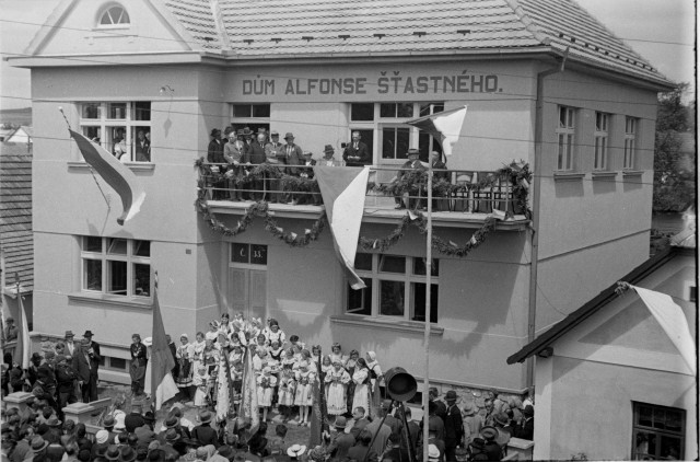 86. - Slavnost před domem Alfonse Šťastného z Padařova   dům Alfonse Štastného z Padařova,průvod,Edvard Beneš