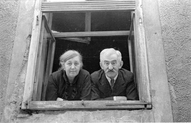 Stařeček a stařenka se díva s okna   Tábor,portrét