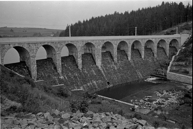 17. - Událost u Sedlické přehrady   přehrada,strojovna,turbina,událost