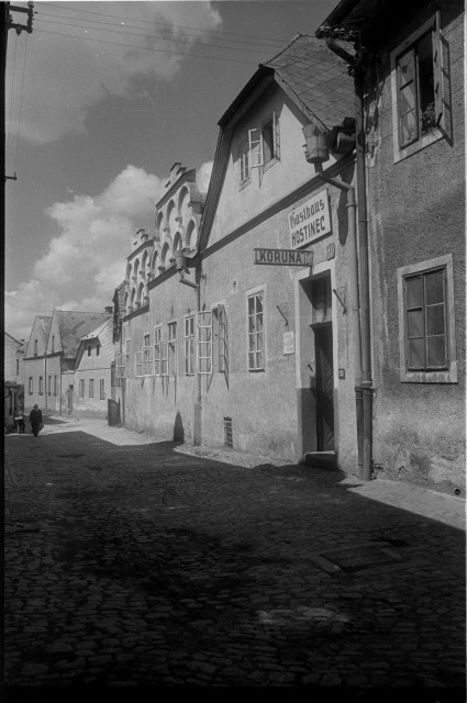 Kotnovskou ulicí dům od domu   Tábor,Kotnovská ulice