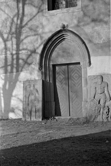  jižní gotický portál hrobského kostela   Hroby