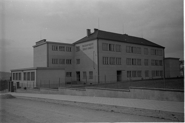 Procházka Táborem kolem nových staveb 30. let   Tábor,Masarykovy školy