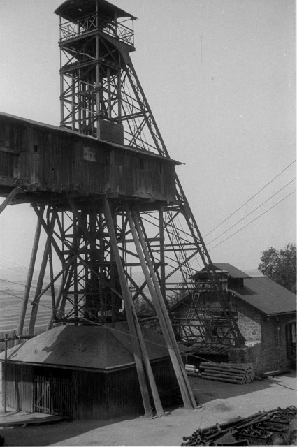 Zlatodůl Roudný, těžní věž šachty Václav 22m vysoká, v pozadí strojovna   Zlatodůl,Roudná,důl