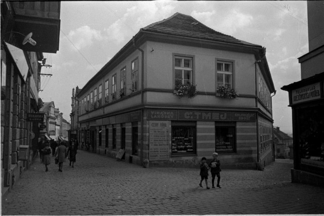 Cestou z náměstí  mlýn obráceně Pražská,obchod