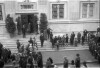 Vojáci a Sokolové před Komerční Bankou
