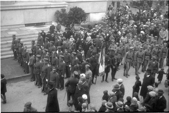Vojáci a Sokolové před Komerční Bankou   Tábor, Sokol,Voják,Komerční banka, událost