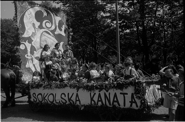 Průvod v Táboře sokolská káňata na obalu sokol32, škrtnuto, 1. máj 1948 sokol, Tábor,slavnost,kroj,průvod