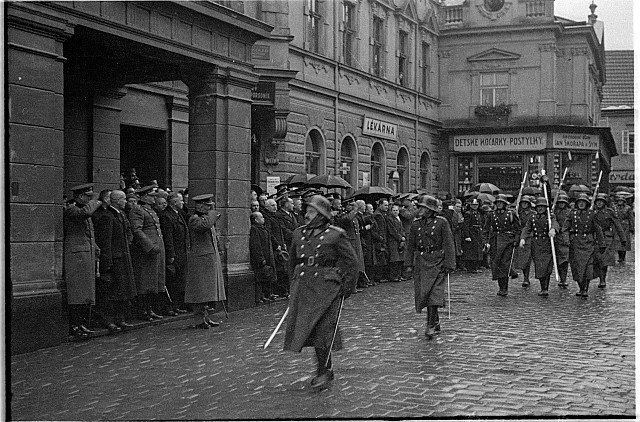 28.říjen   slavnost,Soumar,uniforma,Pražská ulice