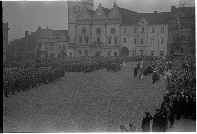 Vojsko na náměstí   náměstí,uniformy