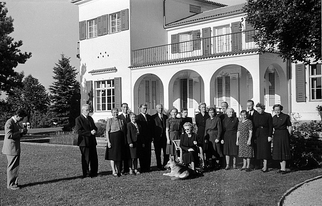 Skupina s paní Hanou Benešovou u vily v Sezimově Ústí a Josefem Šechtl