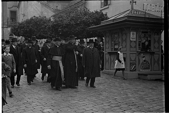Kardinál Karel Kašpar v Pelhřimově 4.9. 1934  tabák,obé  kardinál Karel Kašpar,Pelhřimov,Vaněk