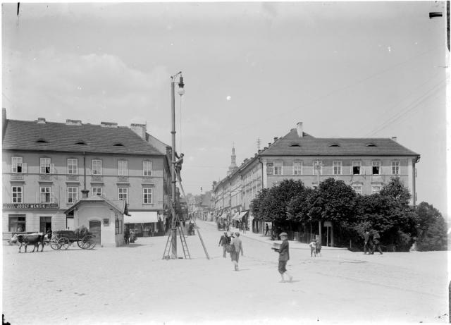 Křižíkovo náměstí -- instalace elektrického osvětlení 1902 Josef Menšík  Tábor,Křižíkovo náměstí,elektrika,lampa