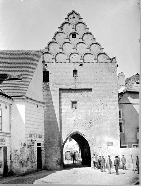 Brána v Pražské ulici zbouraná v roce 1884  reprodukce, Pražská brána a staré městské divadlo 1882Pražská brána, pohled z Pa... Tábor,brána,Pražská ulice