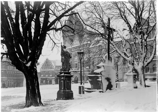 Sousoší Piety na Žižkově náměstí 1929   Tábor,náměstí,zima,socha