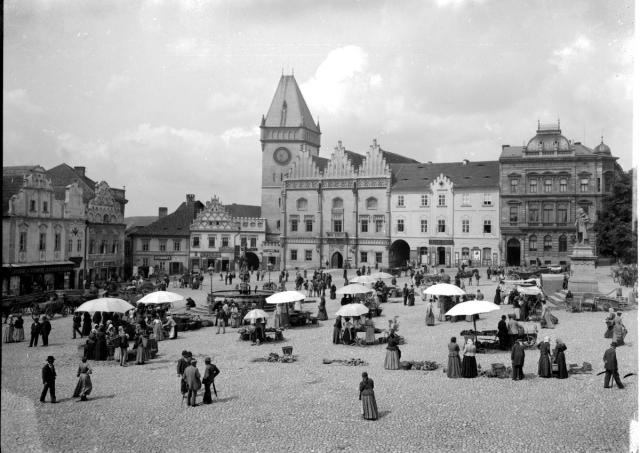 Žižkovo náměstí, po roce 1895  Historizující fasáda staré spořitelny, postavená roku 1895 a přestavěná v roce 1... Tábor,náměstí,slunečníky