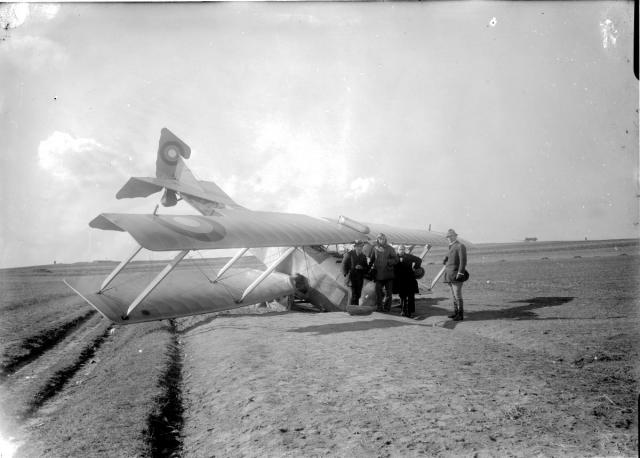 spadlé letadlo zepředu   Havárie letadla 1919: Dne: 1.5.1919 Důvod : Vysazení motoru. Místo : u Buchlovi... letadlo,katastrofa