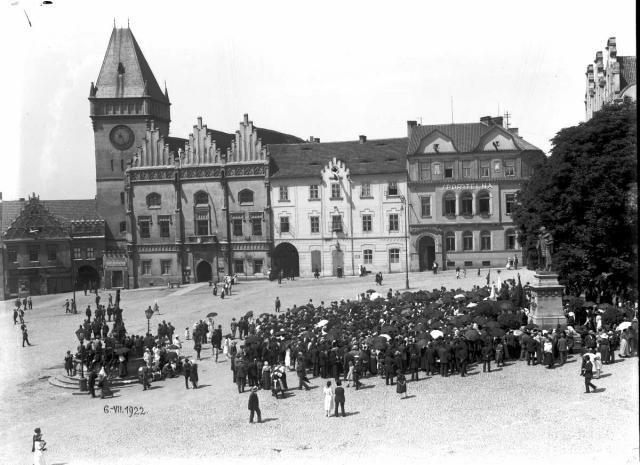 náměstí 6.7.1922 - před pomníkem J.Ž   Tábor,náměstí