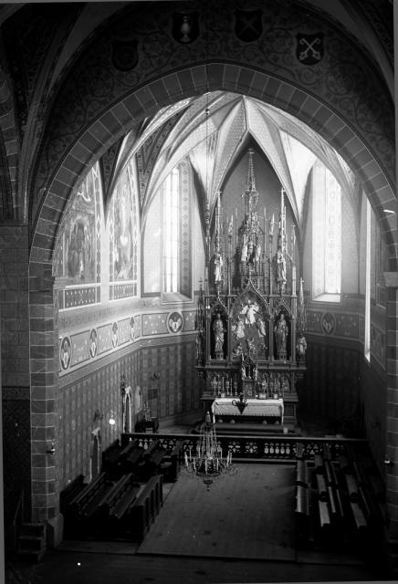 Táborský kostel po roce 1897 s novogotickým oltářem