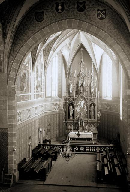 Táborský kostel po roce 1897 s novogotickým oltářem