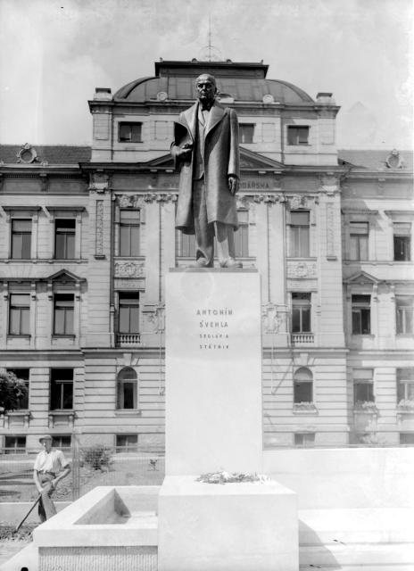 Švehlův pomník před hospodářskou školou, zahradník   Tábor,Švehla,socha