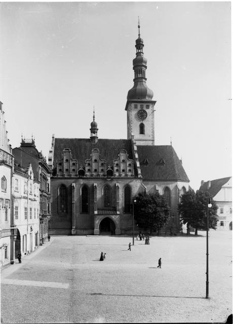 kostel s lidmi    Tábor,náměstí,děkanský kostel
