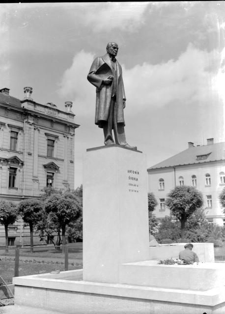 488 Švehlův pomník před hospodářskou školou   Tábor,architektura,Švehla,socha,hospodářská,zemědělská,škola