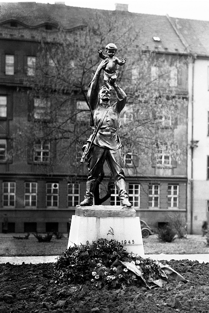  Před Hospodářskou školou - socha  voják s dítětem,Luděk Vavražovský