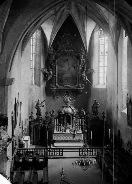 Interiér kostela před rekonstrukcí vedenou architektem Josefem Mockerem v roce 1897, původní barokní oltář