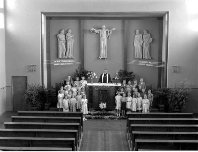 kostel čsl - oltář s dětmi  