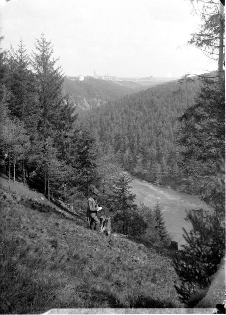 Pohled na údolí Lužnice   Lužnice,řeka,celek,Tábor,muž,klobouk