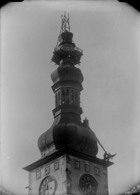 Rekonstrukce věže děkanského kostela 6.9.1927  Práci provedl Leopold Pammr z měděného plechu o tloušťce 0,9 mm.Spotřeboval ho 4... Tábor,děkanský kostel,rekonstrukce,věž