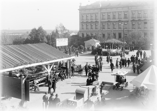 Ovocnická výstava v botanické zahradě 1920 s hospodářskou školou