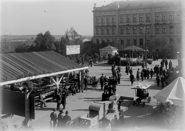 Ovocnická výstava v botanické zahradě 1920 s hospodářskou školou Hontsh  výstava,Hospodářská škola,Tábor,Ulice 9. května