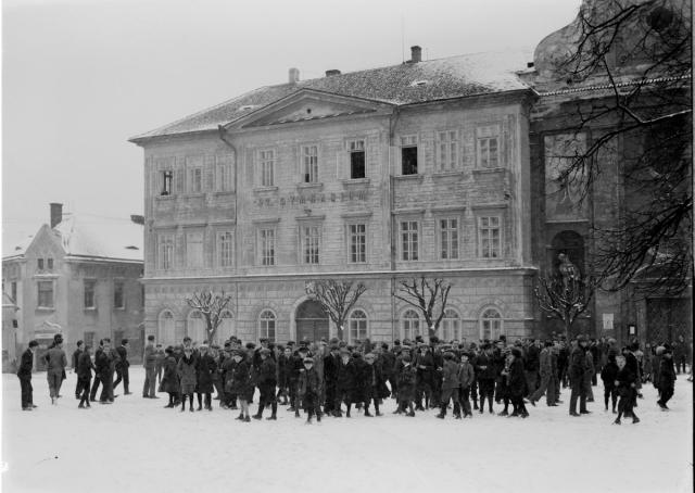 Před gymnáziem v zimě po roce 1908   Tábor,Náměstí Mikoláše z Husi,škola,zima