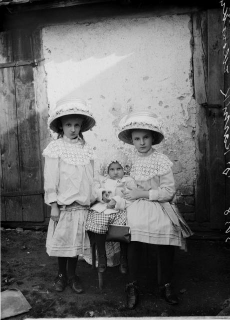 dcery D. Karníka (malíře)   skupina,dítě,Karník,klobouk