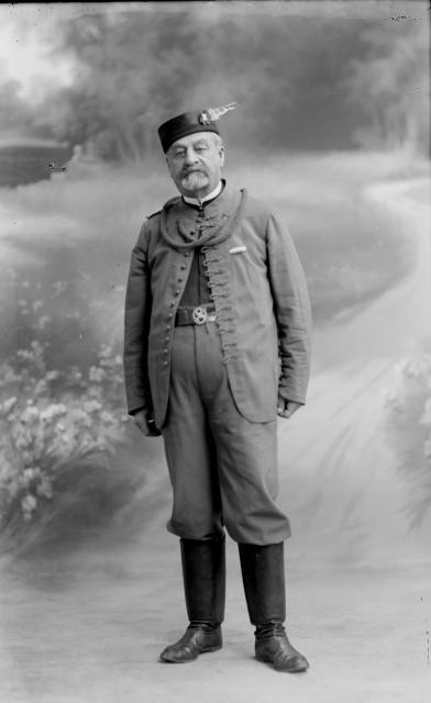Pan Setunský v sokolském kroji kolem roku 1910   postava, pan Setunský v sokolském kroji