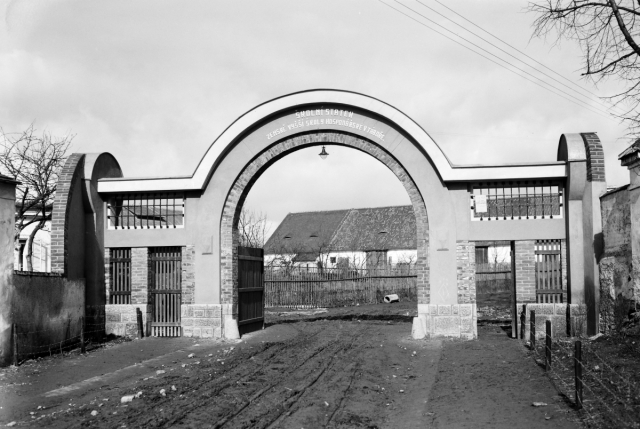 Hlavní brána Školního statnu v Měšicích