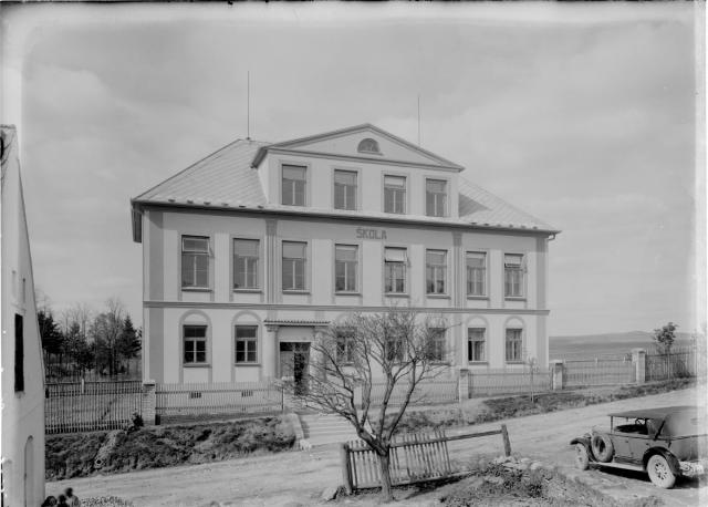 Škola v Chabrovicích   škola,Chabrovice