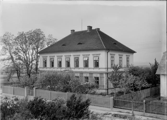 Škola ve Slapech založená 1881   škola, Slapy
