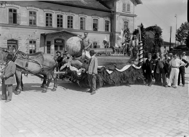 Komenského slavnost 5.8.1923,u nádraží   Tábor,slavnost,Komenský,nádraží,globus,kůň