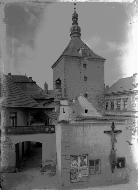 Rynárecká brána se zbytkem barokního předbraní  Rynárecká brána se zbytkem barokního předbraní /tzv.policajtovny/, kolem roku 19... Pelhřimov, brána