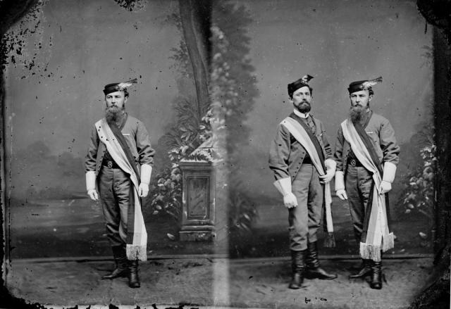 Sokolové v kroji krátce po roce 1883, vlevo Jan Voseček, kolodiový negativ.   Tábor,,postava,sokol